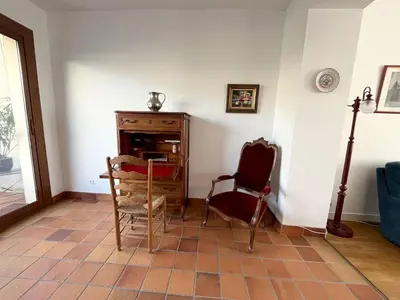 Coin salon dans l'établissement Maison meulière du 34e Sacre, à proximité du Domaine Pommery