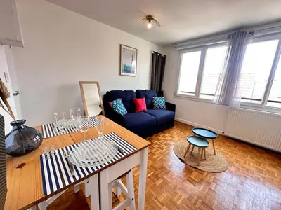 Coin salon dans l'établissement La suite des 3 piliers studio avec parking privé