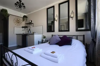 Un ou plusieurs lits dans un hébergement de l'établissement Orphelin2 balnéo plaisir & détente au centre ville