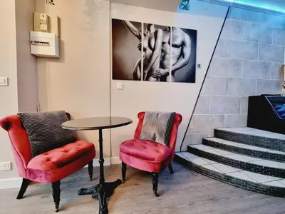 Coin salon dans l'établissement Orphelin2 balnéo plaisir & détente au centre ville