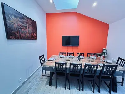 Télévision ou salle de divertissement dans l'établissement Maison de charme Reims 8 chambres, 8 salle de bain