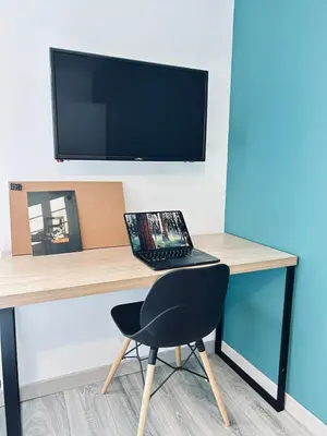 Télévision ou salle de divertissement dans l'établissement Maison de charme Reims 8 chambres, 8 salle de bain