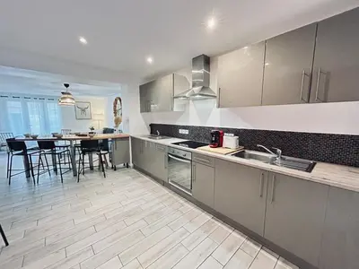 Cuisine ou kitchenette dans l'établissement Maison de charme Reims 8 chambres, 8 salle de bain