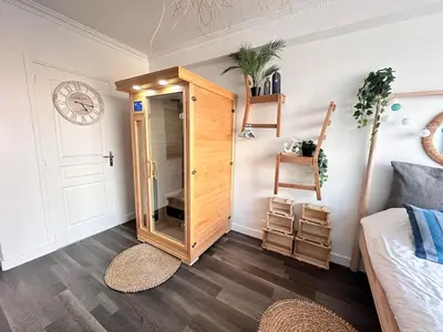Un ou plusieurs lits dans un hébergement de l'établissement Magic suite avec Balnéo, Sauna et terrasse