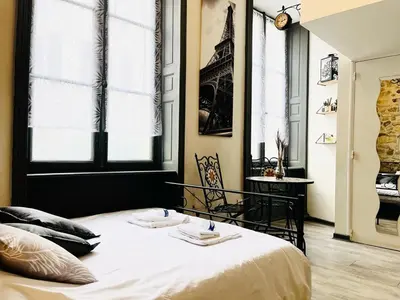 Un ou plusieurs lits dans un hébergement de l'établissement capucin 2 super studio au pied de la cathédrale