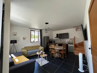 Télévision ou salle de divertissement dans l'établissement Jolie maisonnette