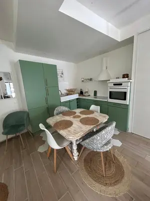 Cuisine ou kitchenette dans l'établissement Petite maison dans village animé
