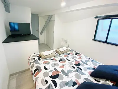 Télévision ou salle de divertissement dans l'établissement Le Sweet Home, clim, parking privé, wifi