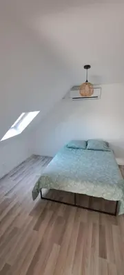 Un ou plusieurs lits dans un hébergement de l'établissement maison ville