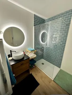 Salle de bains dans l'établissement La Grèce - Appartement chaleureux en hypercentre