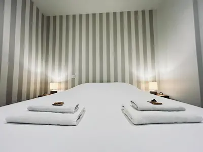 Un ou plusieurs lits dans un hébergement de l'établissement 1 lenoir cocon romantique avec jacuzzi au centre