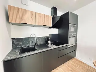 Cuisine ou kitchenette dans l'établissement 1 lenoir cocon romantique avec jacuzzi au centre