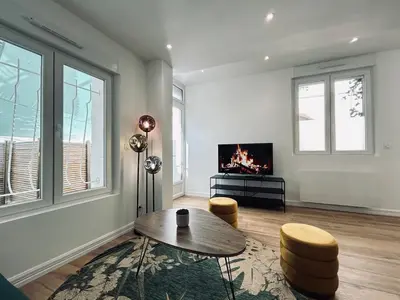 Télévision ou salle de divertissement dans l'établissement 1 lenoir cocon romantique avec jacuzzi au centre