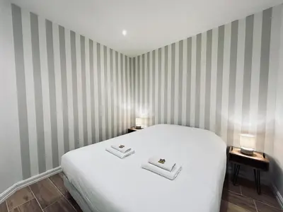 Un ou plusieurs lits dans un hébergement de l'établissement 1 lenoir cocon romantique avec jacuzzi au centre