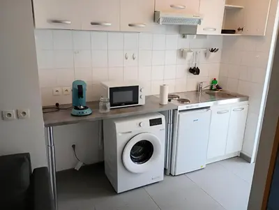 Cuisine ou kitchenette dans l'établissement Studio XL & parking gratuit