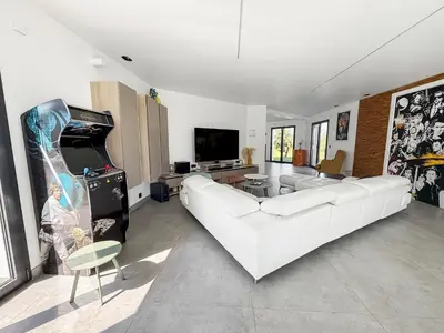 Télévision ou salle de divertissement dans l'établissement Villa haut de gamme avec Piscine, Bar et Cinéma