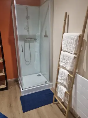 Salle de bains dans l'établissement Le claj'hope gîte 4 étoiles