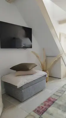 Télévision ou salle de divertissement dans l'établissement Maison Auguste - cosy - terrasse