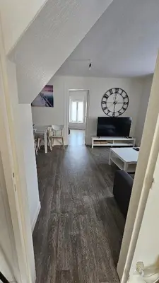 Télévision ou salle de divertissement dans l'établissement La Tanière Sedanaise 2 bedrooms parking wifi