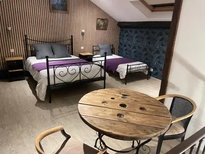 Un ou plusieurs lits dans un hébergement de l'établissement Les Gîtes de Monthermé Le Duplex avec vue sur la Meuse
