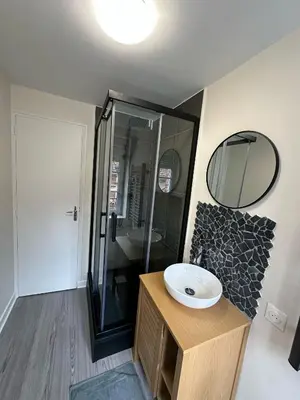 Salle de bains dans l'établissement Le chal'heureux, Appartement chic au cœur d'Épernay