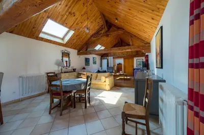 Télévision ou salle de divertissement dans l'établissement Appartement dans les vignes
