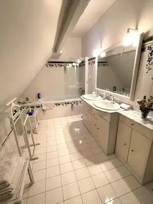 Salle de bains dans l'établissement L'Auberge du Château