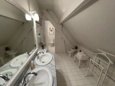 Salle de bains dans l'établissement L'Auberge du Château