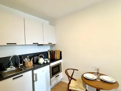 Cuisine ou kitchenette dans l'établissement We Live Inn Sharies Reims A405