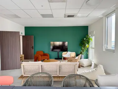 Télévision ou salle de divertissement dans l'établissement We Live Inn Sharies Reims A405