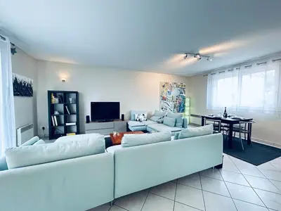 Télévision ou salle de divertissement dans l'établissement Le Gré d Argent grande maison au cœur des vignes