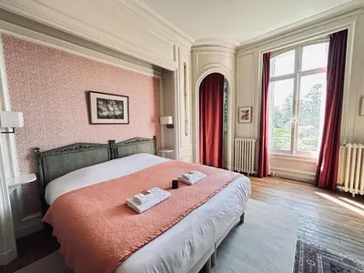 Un ou plusieurs lits dans un hébergement de l'établissement La Chaladrerie grande maison de maître avec jardin