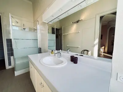 Salle de bains dans l'établissement La Chaladrerie grande maison de maître avec jardin