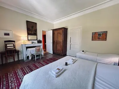 Un ou plusieurs lits dans un hébergement de l'établissement La Chaladrerie grande maison de maître avec jardin