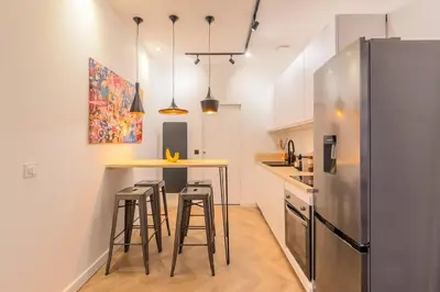 Cuisine ou kitchenette dans l'établissement Le Quatrième Mur