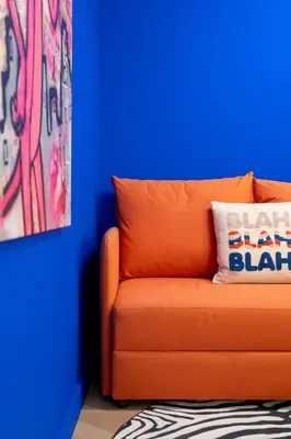 Coin salon dans l'établissement Le Quatrième Mur