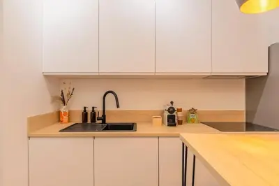 Cuisine ou kitchenette dans l'établissement Le Quatrième Mur