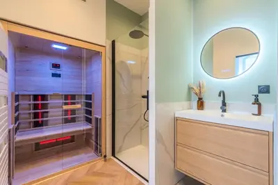 Salle de bains dans l'établissement Le Quatrième Mur