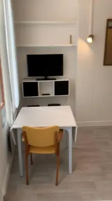 Télévision ou salle de divertissement dans l'établissement Jolie studio meublé tout équipé