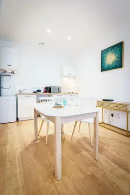 Cuisine ou kitchenette dans l'établissement Grand studio avec Parking 2pers