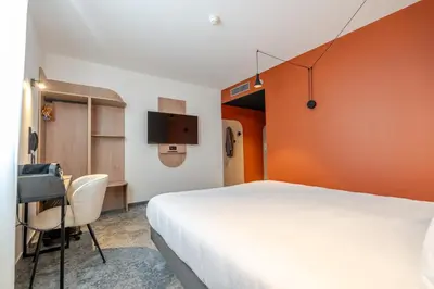 Télévision ou salle de divertissement dans l'établissement Hôtel AKENA Chalons-en-Champagne