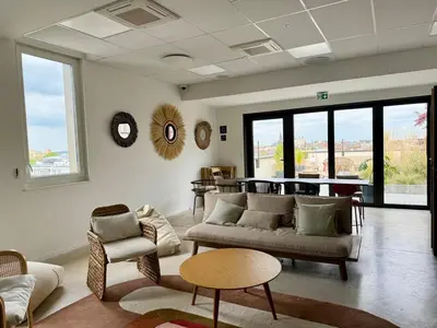 Coin salon dans l'établissement We Live Inn Sharies Reims B303