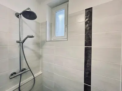 Salle de bains dans l'établissement Jadart T3 avec balcon au pied de la cathédrale