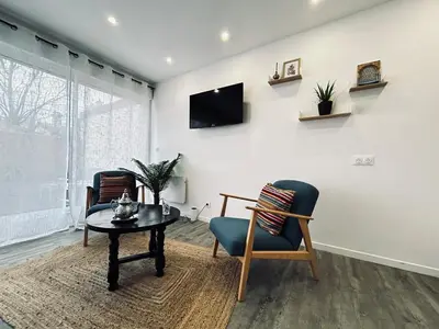 Télévision ou salle de divertissement dans l'établissement La détente marocaine studio jacuzzi et terrasse