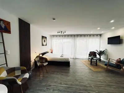 Télévision ou salle de divertissement dans l'établissement La détente marocaine studio jacuzzi et terrasse