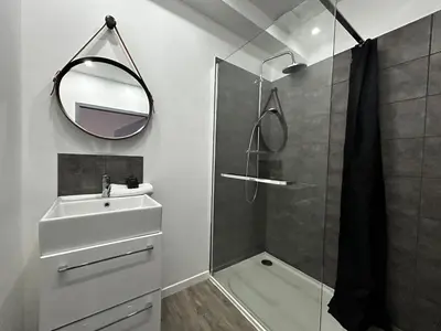 Salle de bains dans l'établissement La détente marocaine studio jacuzzi et terrasse