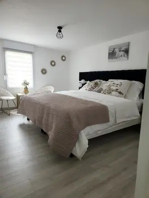 Un ou plusieurs lits dans un hébergement de l'établissement Un été sans fin - 3 chambres- 3 lits - balnéo