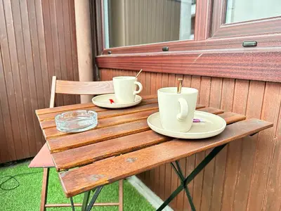Plateau bouilloire dans l'établissement Fléchambault face à la Basilique avec terrasse