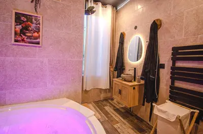 Salle de bains dans l'établissement Suite Jungle Spa - Sauna & Balnéo