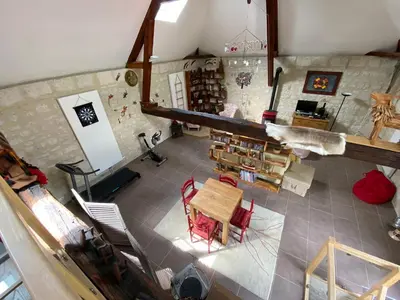 Coin salon dans l'établissement maison au calme avec piscine chauffée
